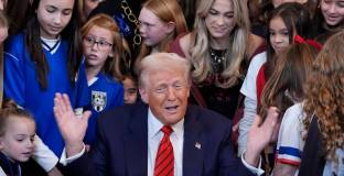 Тръмп подписа указ, забраняващ на транссексуални да участват в спортове за жени