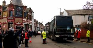 Ливърпул ще накаже фена, хвърлил бутилка по автобуса на Ман Юнайтед