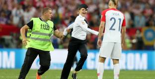 Pussy Riot пое отговорност за прекъсването на финала