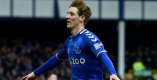 Нюкасъл се обърна към Евертън за Гордън 