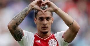    Антони пропусна днешния мач на Аякс