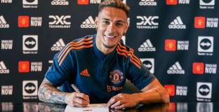 Сътън: Антони има плакати на Сака в спалнята си