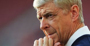 Арсенал може да се откаже от схемата с трима защитника 