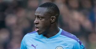 Менди се самоизолира след заболяване на член на семейството