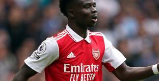 Арсенал задържа първо място с победа