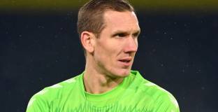 Въоръжени нападнаха вратар и семейството му