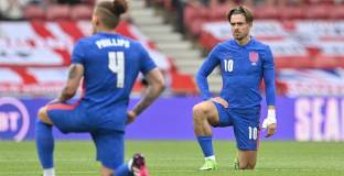 Фенове освиркваха английските футболисти заради колениченето им