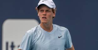 Де Минор и Синер продължават напред 