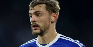 Челси хвърли око на халф на Лестър