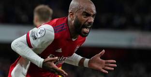 Линекер: Защо Лаказет не играе?