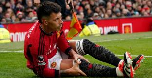 Тен Хаг вярва, че Мартинес ще играе този сезон