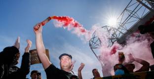 Фенове на Ман Юнайтед изгориха американското знаме