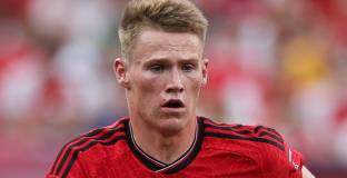 Невил призова феновете да оставят Мактоминей на спокойствие  