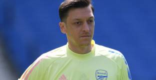 Агентът на Йозил нападна Артета