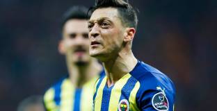 Месут Йозил сложи край на кариерата си