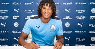   Аке няма да напусне Ман Сити