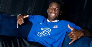 Бърли: Какво прави Нико Джаксън на терена? 