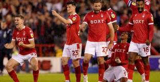  Нотингам Форест и Хъдърсфийлд ще играят във финала