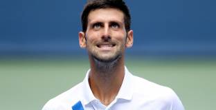 Фенове изпълниха сръбски танц  под прозореца на Джокович