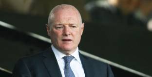 Бивш шеф на Юнайтед и Челси може да купи Нюкасъл