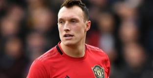 Ман Юнайтед включи Фил Джоунс в заявката за ШЛ