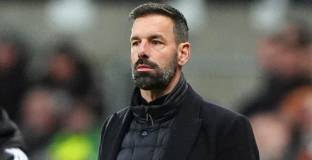 Лестър уволни помощниците на Ван Нистелрой