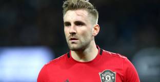 Ман Юнайтед иска да продължи с Шоу до 2026 г. 