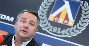 Левски преговаря със защитници 