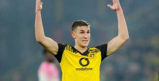 Ливърпул и Манчестър Юнайтед в битка за Шлотербек