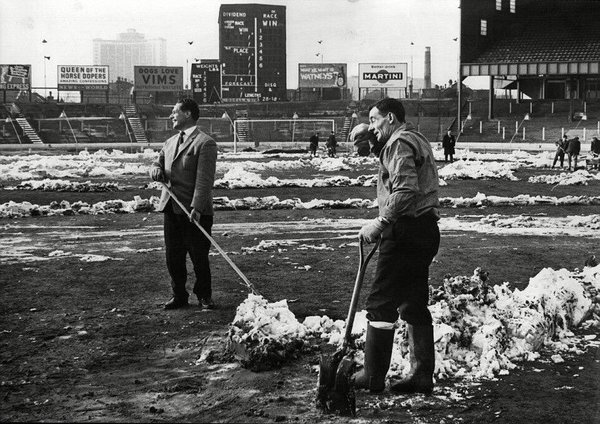 1965 година. Треньорският щаб на Челси заедно със съдиите чистят Стамфорд Бридж. 