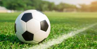 Наказаха футболист за ухапване на пениса на играч