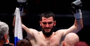 Канадецът Бетербиев в спорна битка победи Бивол 