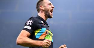  Барселона се интересува от Де Врей и Де Лигт