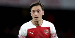 Йозил се надява Емери да напусне Арсенал по-рано 