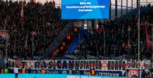Щутгарт с нова загуба, транспарант на феновете беляза мача с Бохум