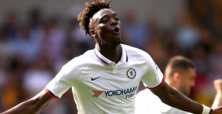 Ейбрахам с хетрик в победата над Уулвс