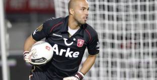 Ники Михайлов подписа с Левски