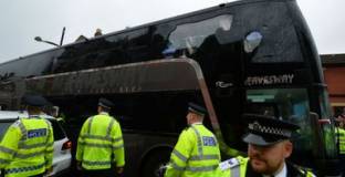 Арестуваха мъж, хвърлил бутилка по автобуса на Ман Юнайтед 