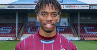 Арсенал обмисля да купи голмайстора на Чемпиъншип