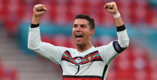 Късни голове носият успеха на Португалия, Роналдо чупи рекорди (видео)