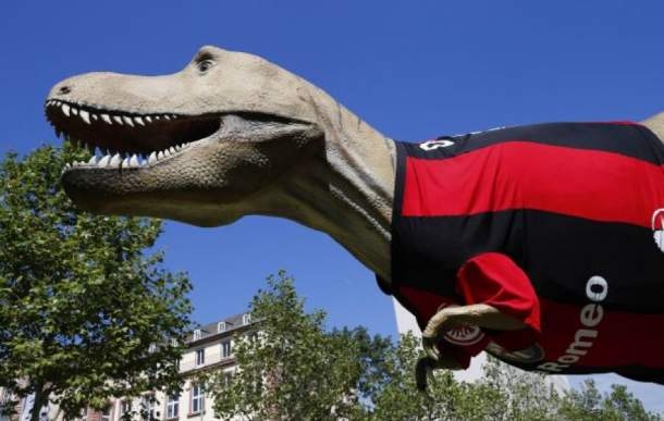 Музеят във Франкфурт облече макет на Ти-Рекс с фланелка на Айнтрахт
