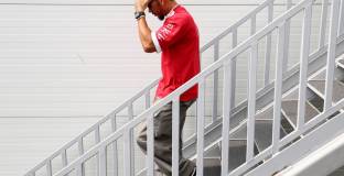 Хамилтън за слуховете за напускане на Ферари: Имам дълъг договор