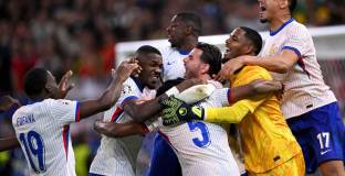 Франция спечели серията на дузпите за първи път от 26 г. 