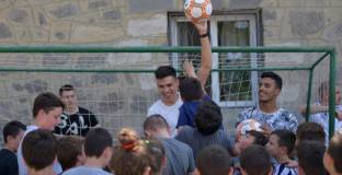 Локо Пловдив посети ученици от ОУ Виктория и Крикор Тютюнджян (видео)