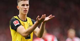 Барса следи двама защитника 