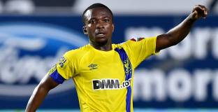 Футболист си счупи врата след удар в билборд