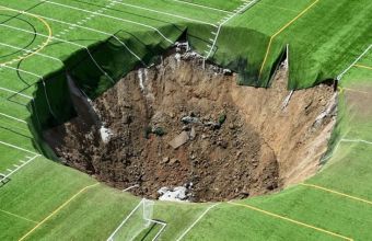 В американския щат Илинойс футболно игрище внезапно пропадна в земята, след което се образува 30-метров кратер.