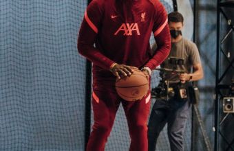  Леброн с фланелката на Ливърпул. 