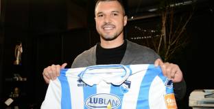 Божинов с червен картон, без да играе, в първия си мач за Пескара