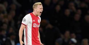 Юнайтед подписа с Ван де Бек